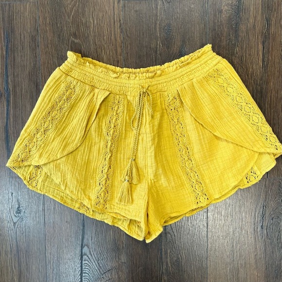 American Eagle Lace Insert Dolphin Short SZ MED - Picture 1 of 4
